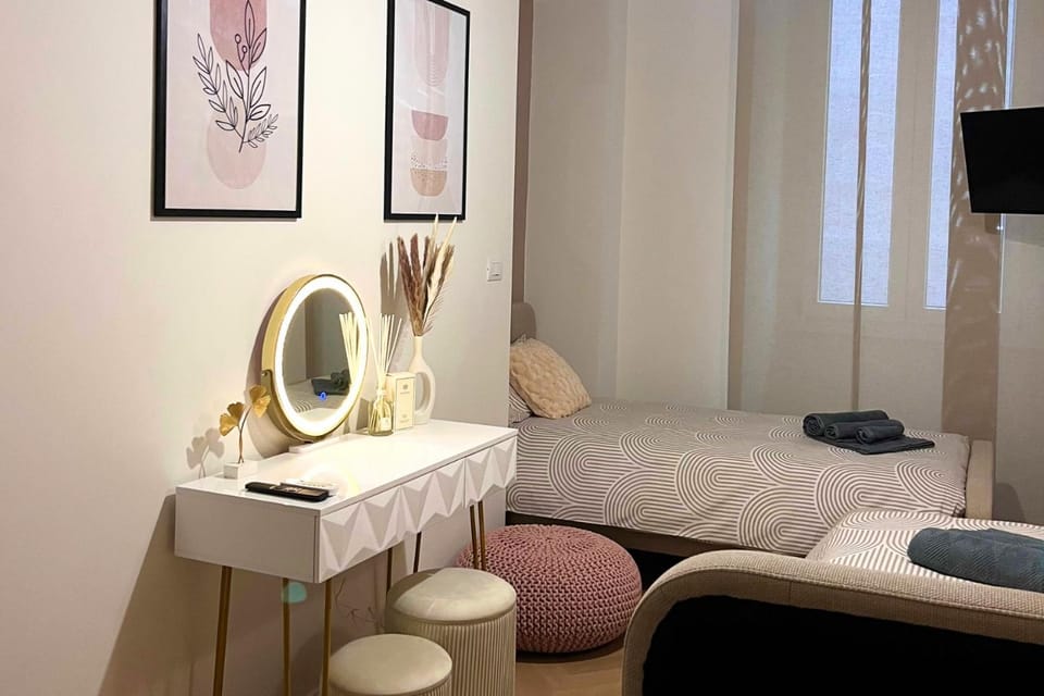 Bed, TV and multimedia, Decorative detail, Bedroom, locker, air conditioner