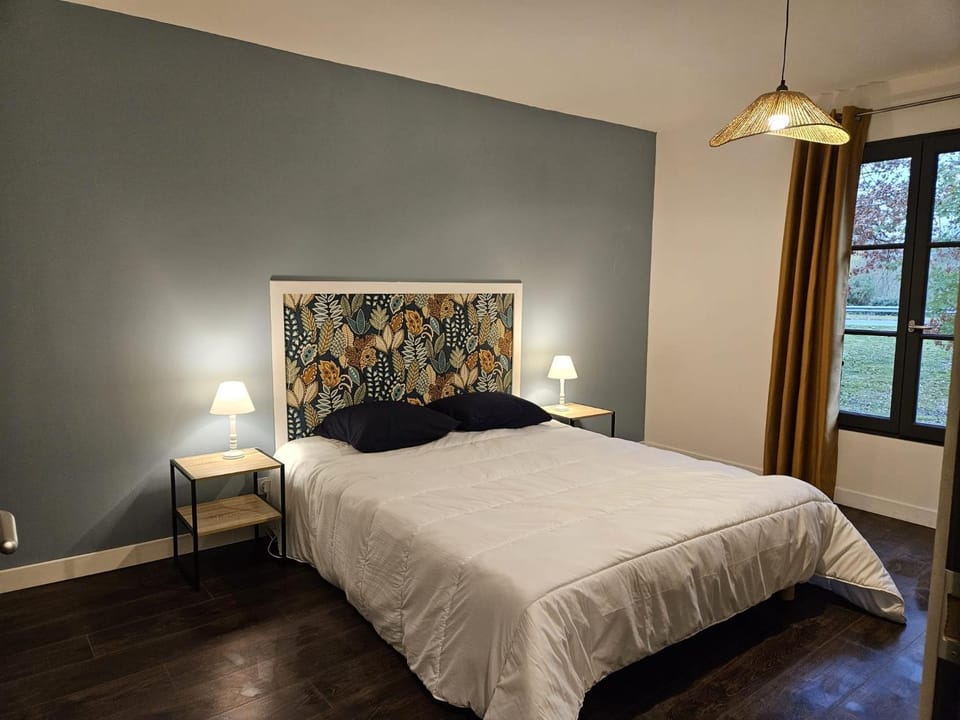 Bed, Photo of the whole room, Bedroom