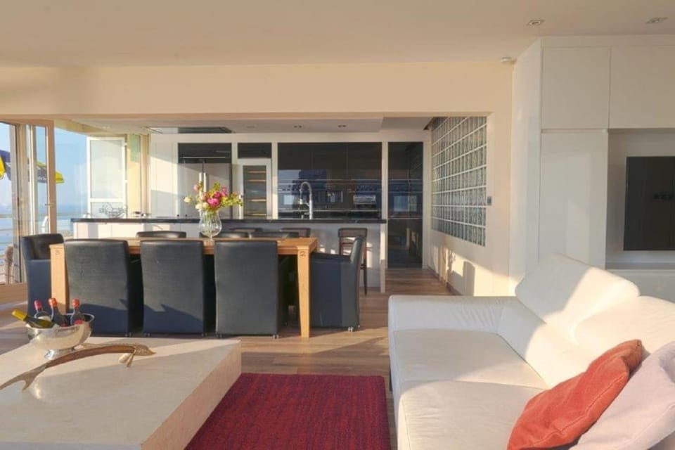 Kitchen or kitchenette, Seating area, Dining area