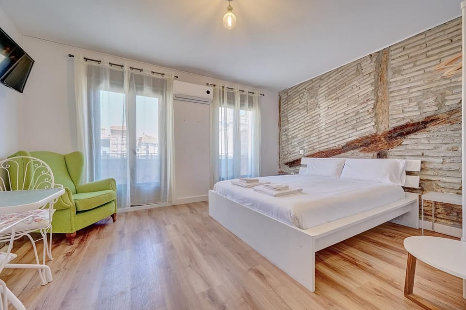 Bed, TV and multimedia, Living room, Photo of the whole room, Seating area, Bedroom, towels