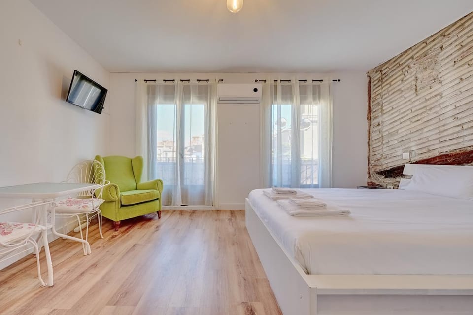 Bed, TV and multimedia, Living room, Photo of the whole room, Seating area, Bedroom, towels