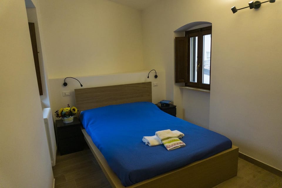 Bed, towels