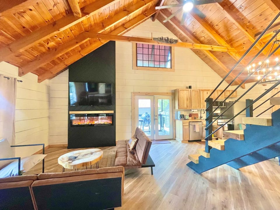 Modern lake side nest• HOTUB Fenced YARD king beds House in Sevierville