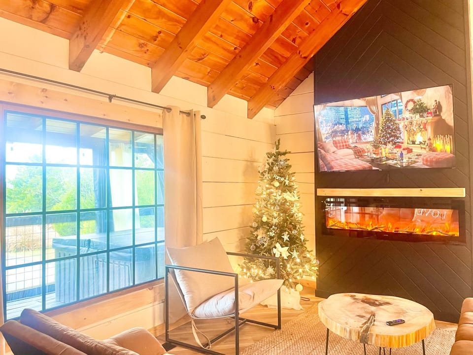 Modern lake side nest• HOTUB Fenced YARD king beds House in Sevierville
