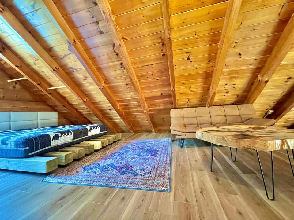 Modern lake side nest• HOTUB Fenced YARD king beds House in Sevierville