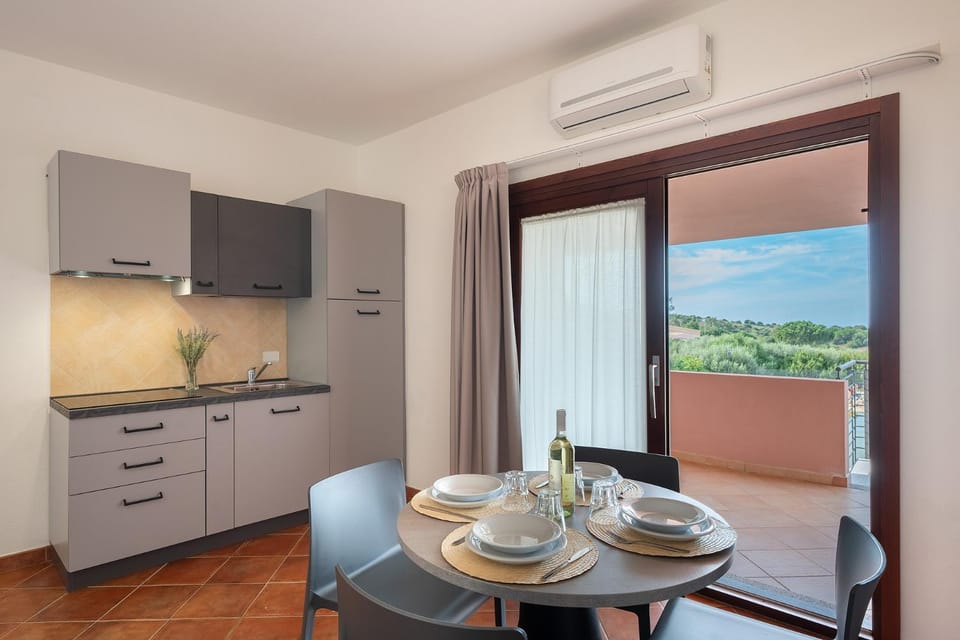 Kitchen or kitchenette, Dining area, air conditioner