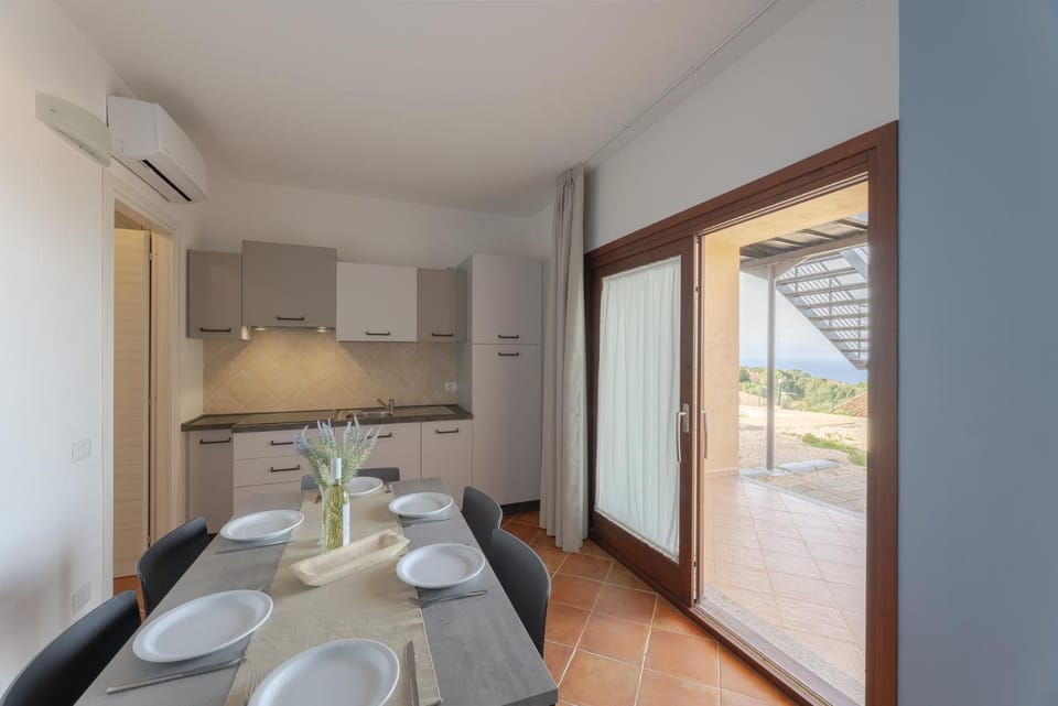 Kitchen or kitchenette, Dining area, stove