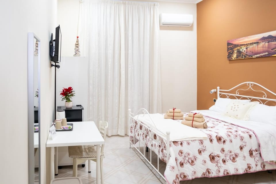 Bed, TV and multimedia, Photo of the whole room, Bedroom, hair dresser, air conditioner
