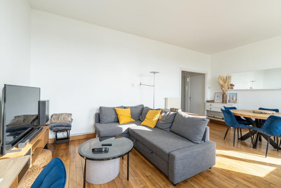Communal lounge/ TV room, TV and multimedia, Living room, Seating area, Dining area