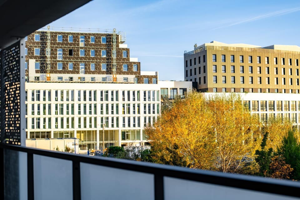 Property building, Day, Balcony/Terrace, City view