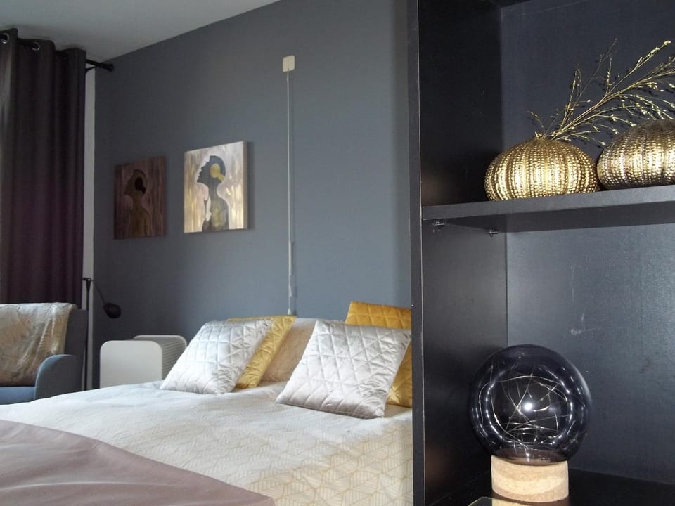 Photo of the whole room, Decorative detail