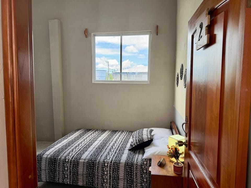 #2 Fresca, Luz Natural y Cerca de Todo 1-2 Personas - NO AC Apartment in Puerto Ayora