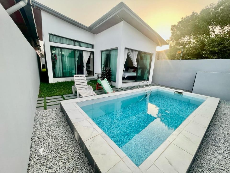 Pool view, Swimming pool, sunbed