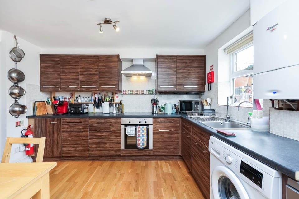 Coffee/tea facilities, oven, stove, toaster, washing machine
