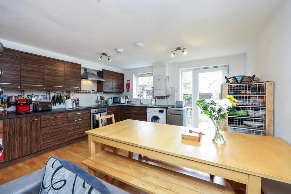 Coffee/tea facilities, Kitchen or kitchenette, Dining area, stove