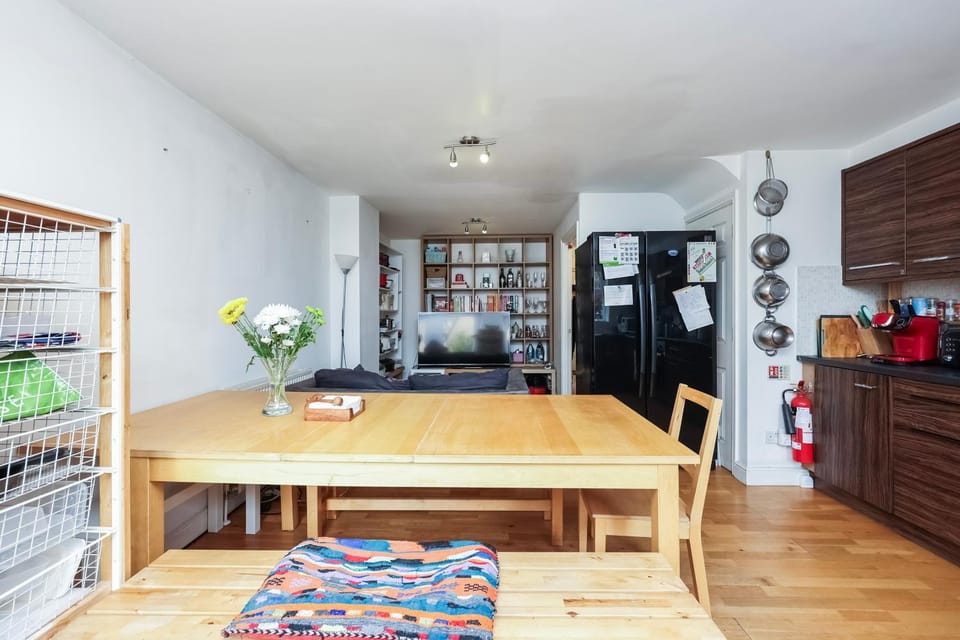 Kitchen or kitchenette, Seating area, Dining area