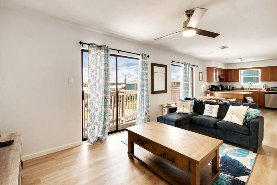 Deeded Beach Access in Heart of GS and 10 min Walk to Hangout Apartment in Gulf Shores