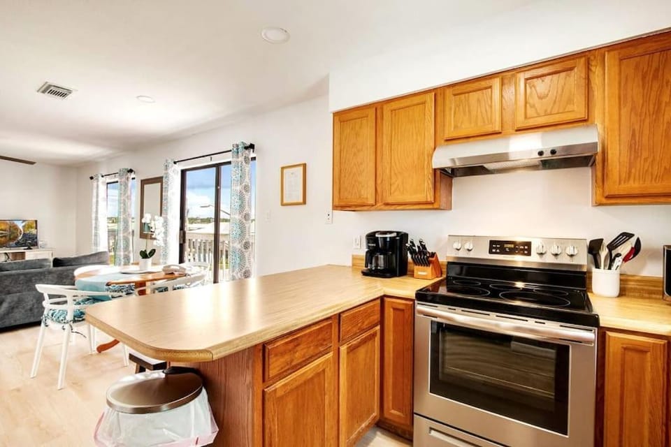 Deeded Beach Access in Heart of GS and 10 min Walk to Hangout Apartment in Gulf Shores
