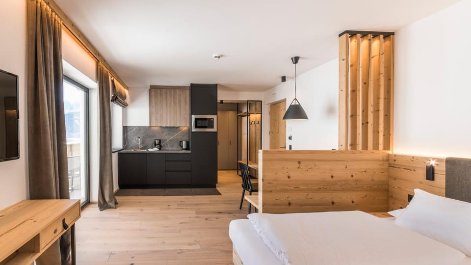 Bed, Kitchen or kitchenette, Living room, Photo of the whole room, Seating area, Bedroom