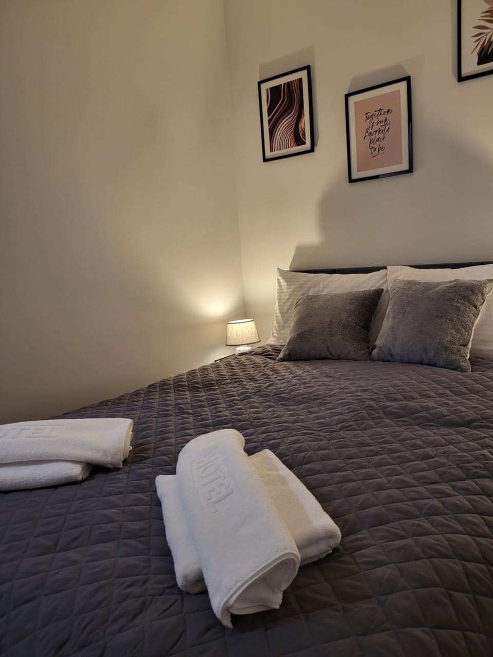 Bed, Bedroom, towels