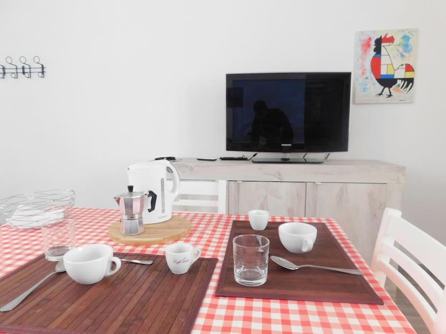 TV and multimedia, Coffee/tea facilities, Kitchen or kitchenette, Food and drinks, Dining area, Food