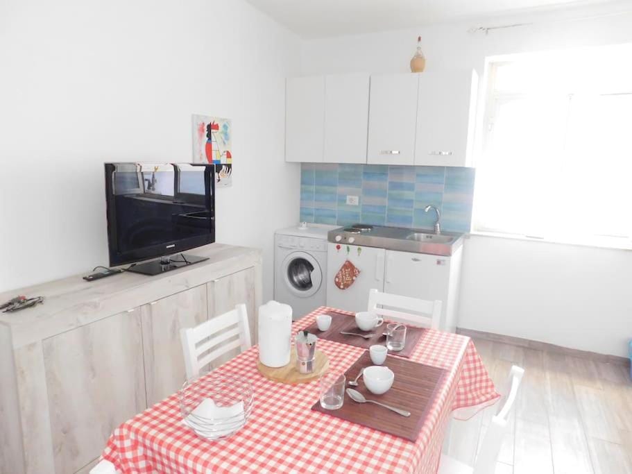 TV and multimedia, Coffee/tea facilities, Kitchen or kitchenette, Food and drinks, Dining area, Food