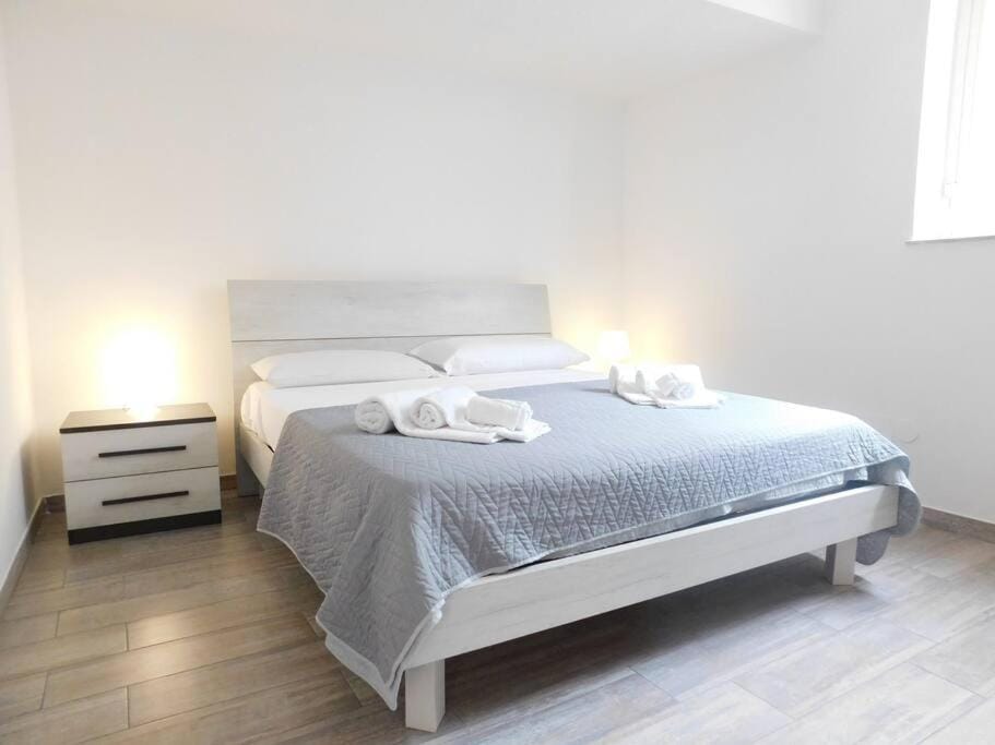 Bed, Photo of the whole room, Bedroom, towels