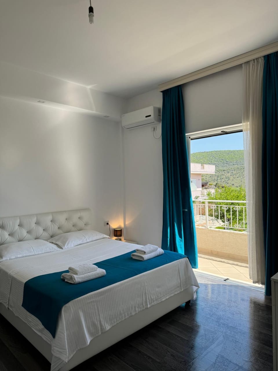 Bed, Natural landscape, View (from property/room), Balcony/Terrace, Photo of the whole room, Bedroom, Mountain view, towels