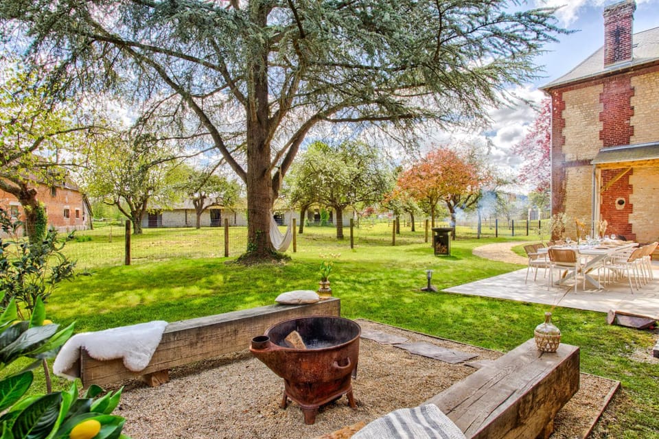 Property building, Patio, Day, Natural landscape, Garden, Garden view