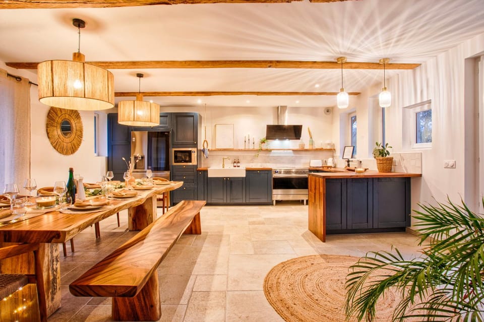 Kitchen or kitchenette, Food and drinks, Dining area, Food, stove