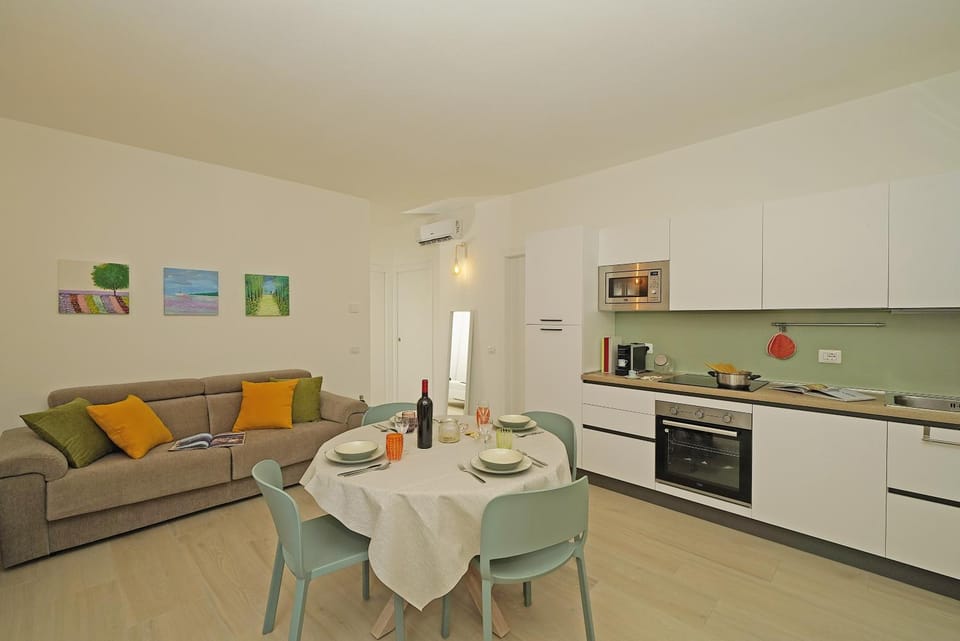 Kitchen or kitchenette, Seating area, Dining area