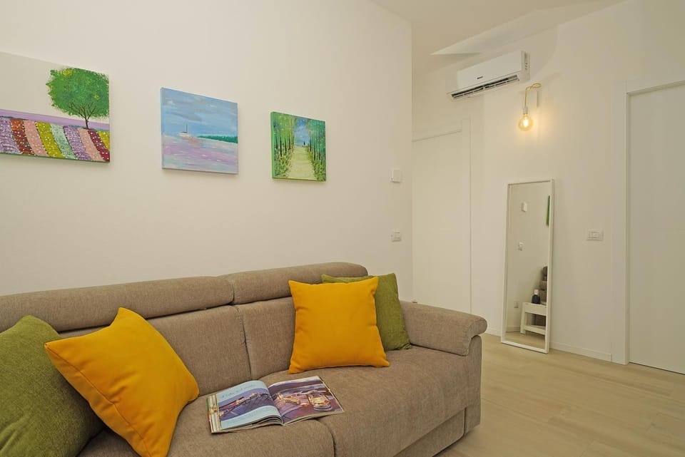 Living room, Seating area, air conditioner