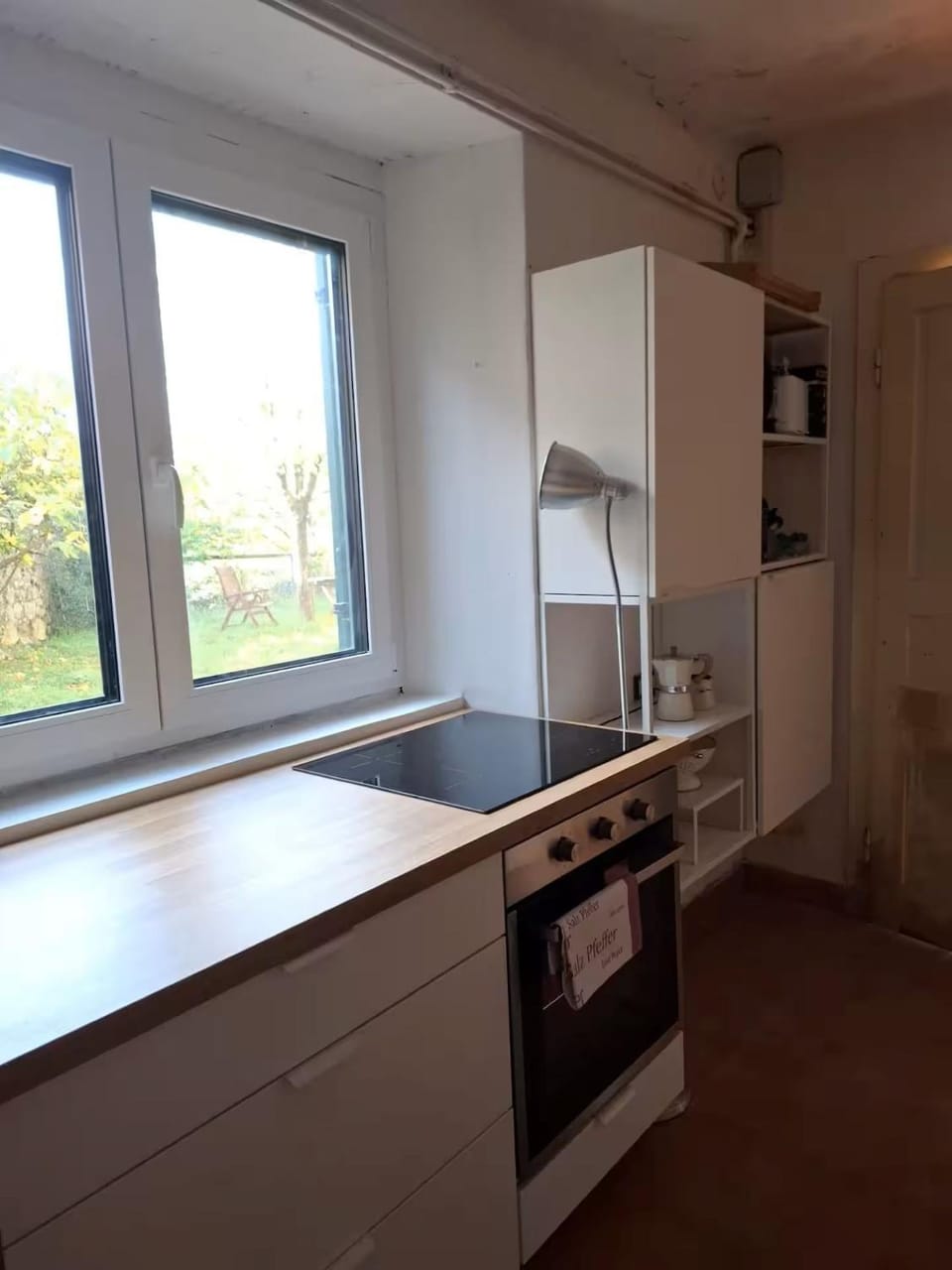 Kitchen or kitchenette, minibar, oven, stove