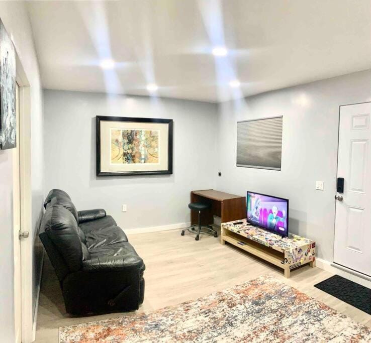 Guesthouse near Disney, Walmart with private parking Apartment in Santa Ana