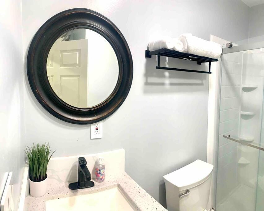 Guesthouse near Disney, Walmart with private parking Apartment in Santa Ana