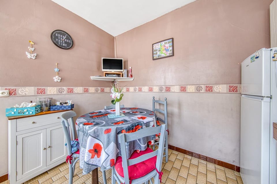 Property building, Kitchen or kitchenette, Living room