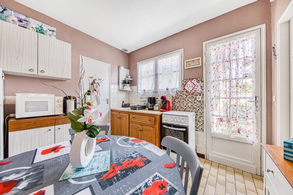Property building, Kitchen or kitchenette, Living room