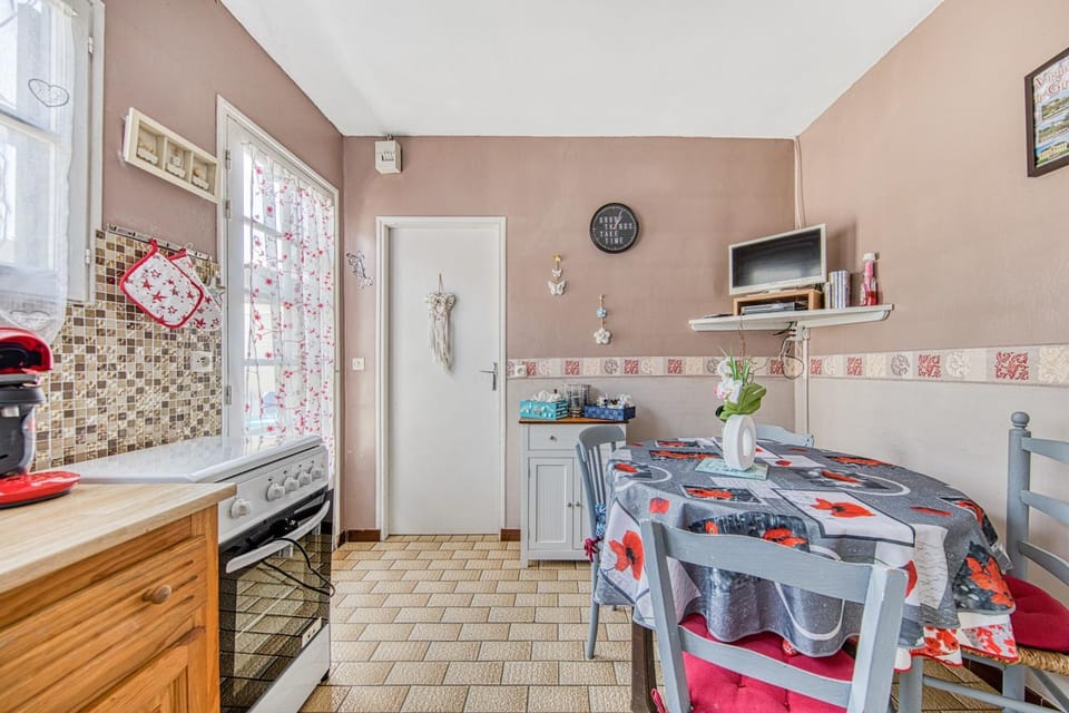 Property building, Kitchen or kitchenette, Living room