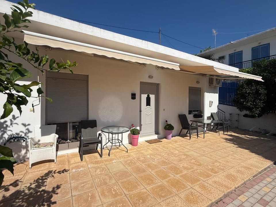 Property building, Day, Dining area