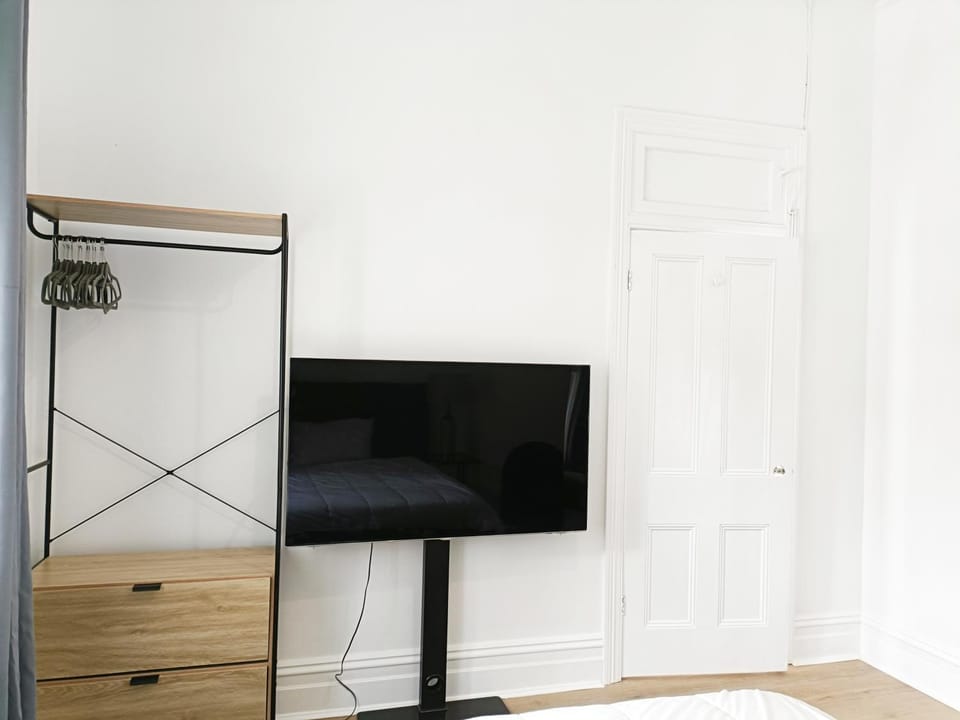 Stylish Queen Room 1Min Walk to Station 5Min to City 10Min to Airport Vacation rental in Marrickville