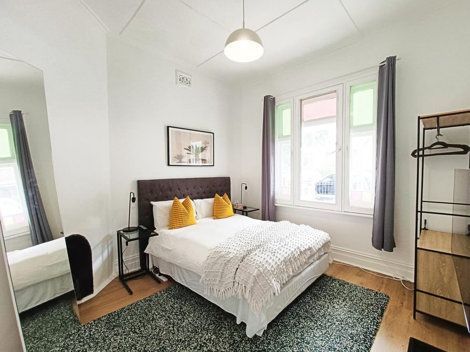 Stylish Queen Room 1Min Walk to Station 5Min to City 10Min to Airport Vacation rental in Marrickville