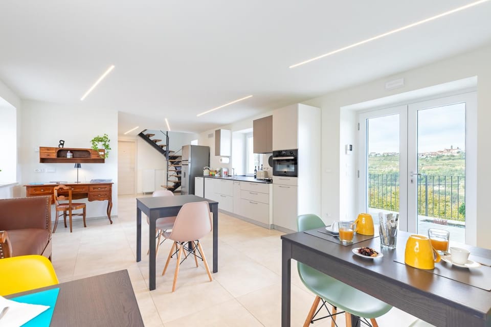 Coffee/tea facilities, Kitchen or kitchenette, Seating area, Dining area, City view, Garden view, dishwasher, furniture, pet friendly, stove, washing machine, air conditioner