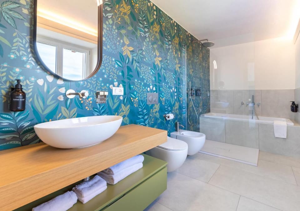 Shower, Toilet, Hot Tub, Bathroom, Decorative detail, Bath, bidet, towels