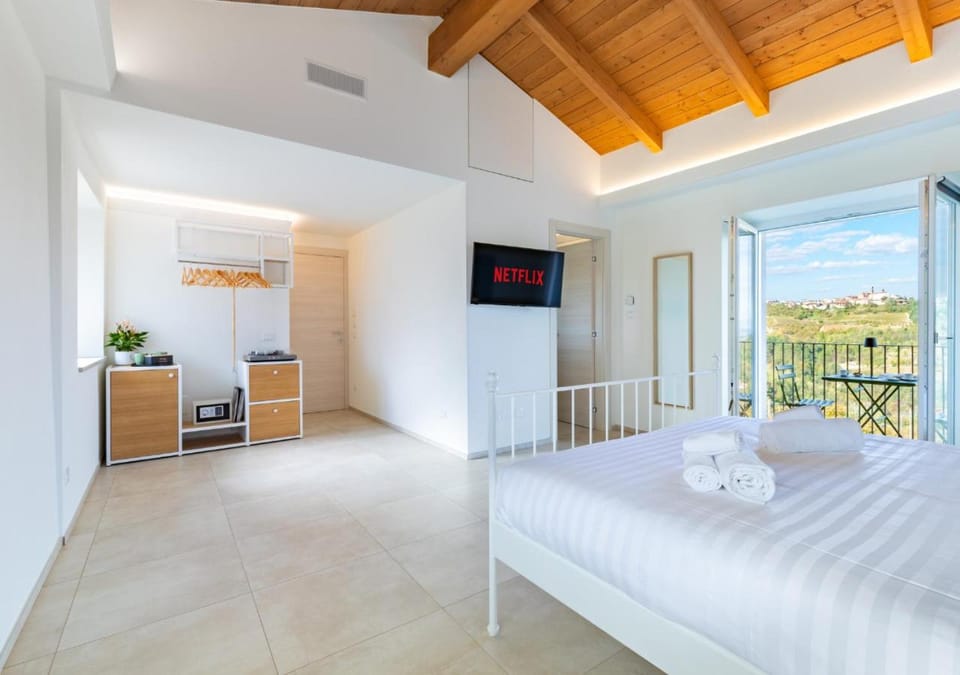 Bed, Hot Tub, TV and multimedia, View (from property/room), Balcony/Terrace, Photo of the whole room, Decorative detail, Bedroom, Landmark view, minibar, safe, towels
