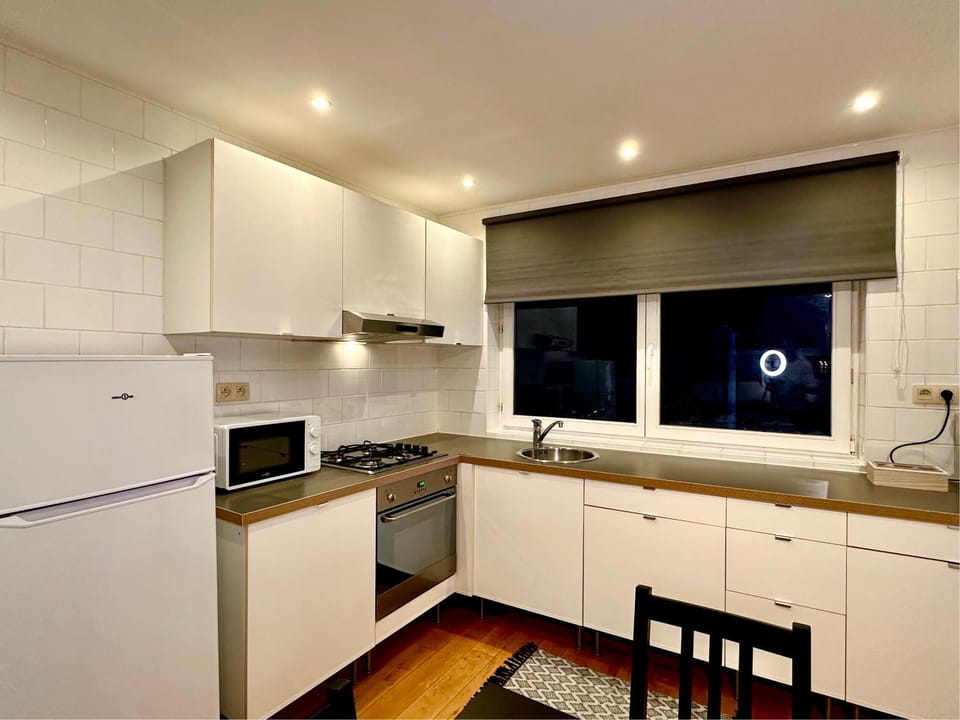 Kitchen or kitchenette, minibar