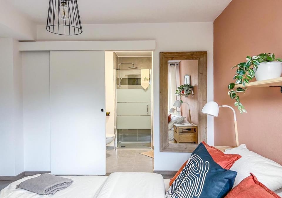 Photo of the whole room, Bedroom