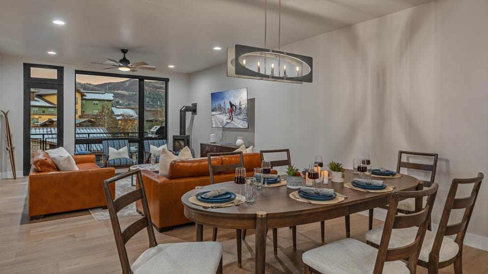 TV and multimedia, Living room, Dining area, Mountain view, furniture