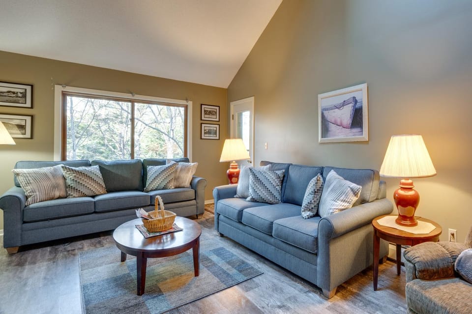 Bartlett Mtn Retreat: 1 Mi to Attitash Ski Lifts House in Bartlett