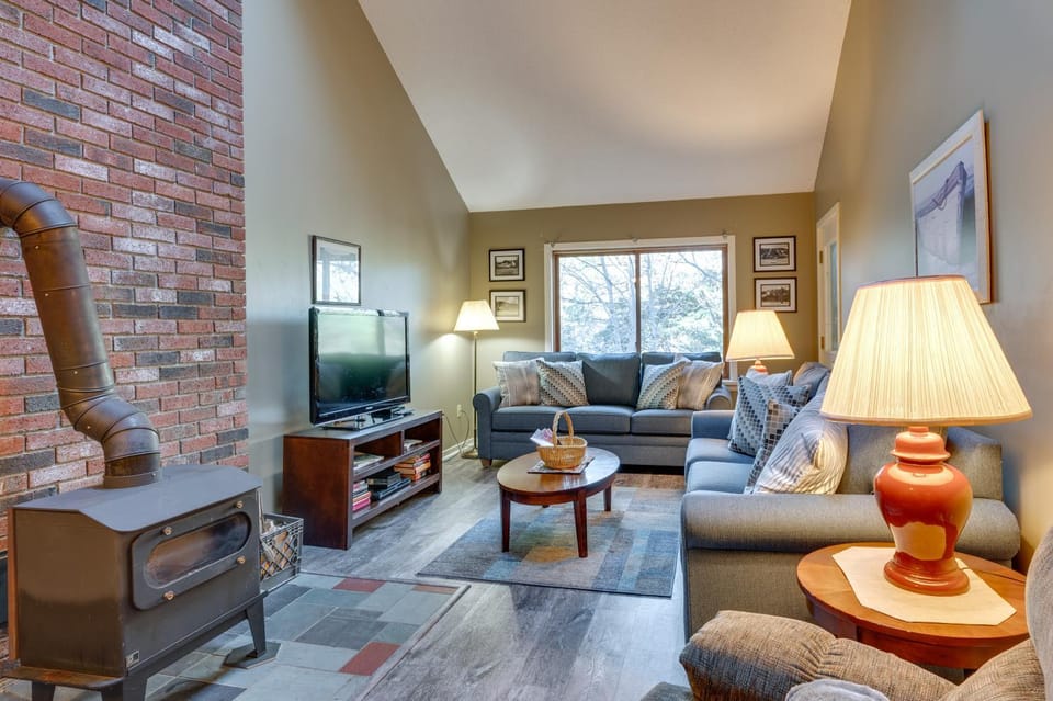 Bartlett Mtn Retreat: 1 Mi to Attitash Ski Lifts House in Bartlett