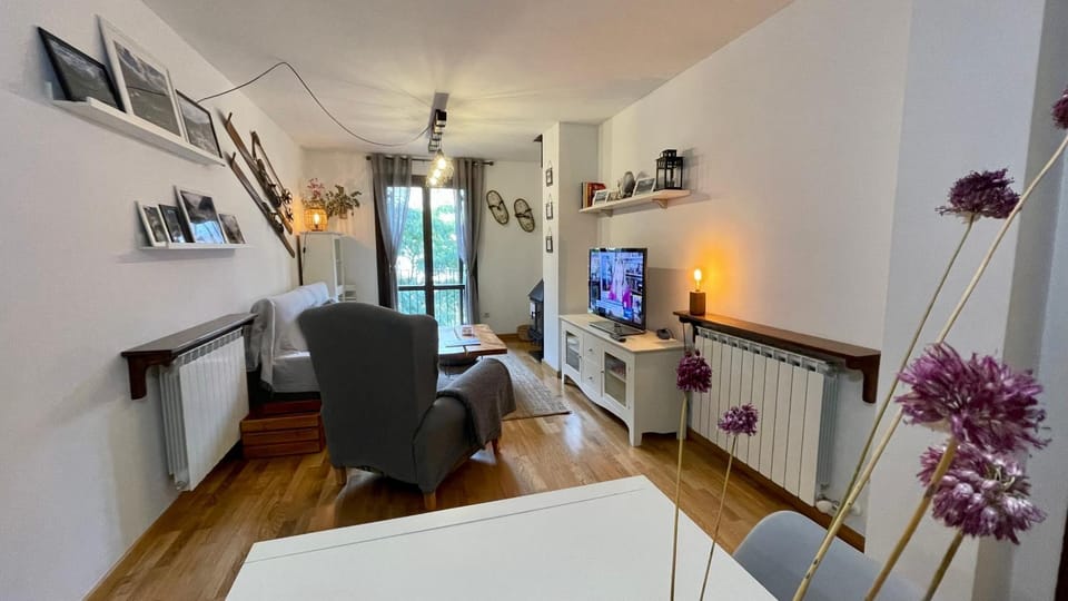 Kitchen or kitchenette, Living room, Seating area, Dining area, internet